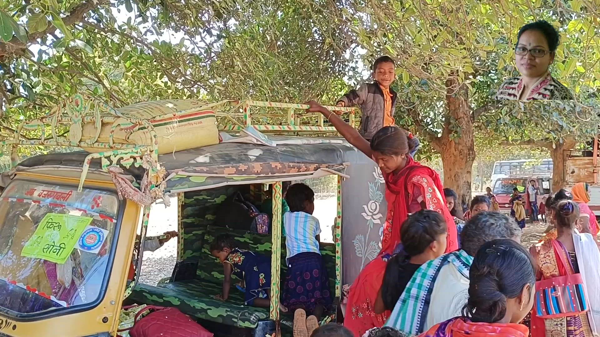 'Video thumbnail for झारखंड की आदिवासी महिलाएं कैसे आधुनिक बन रही हैं? Jharkhand's Tribal Women are becoming modern?'