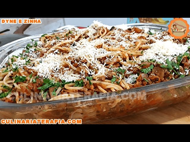 'Video thumbnail for Macarronada Para Almoço Completo ao Molho Bolonhesa, macarrão com carne moída a moda da mama'