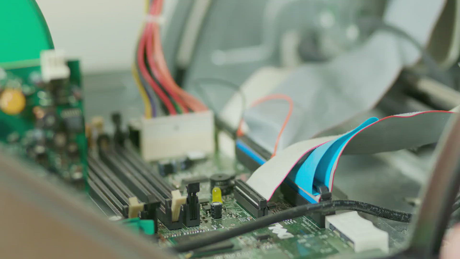 'Video thumbnail for Difference Between RAM and ROM - Simple Explanation '