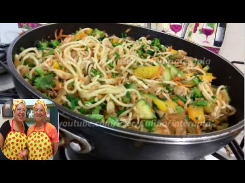 'Video thumbnail for Salada Quente de Macarrão com Frango e Legumes'