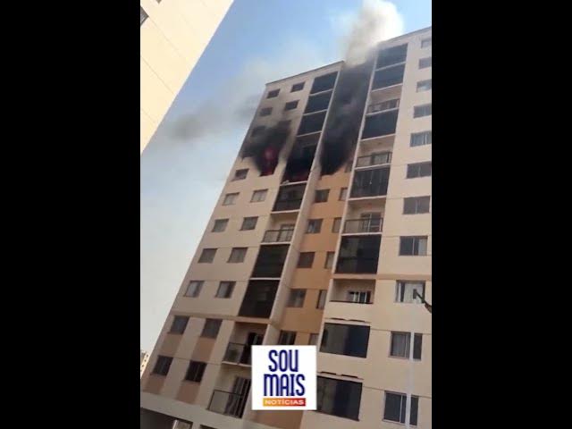 'Video thumbnail for Sétimo andar de prédio residencial é atingido pelas chamas em Valparaíso de Goiás'