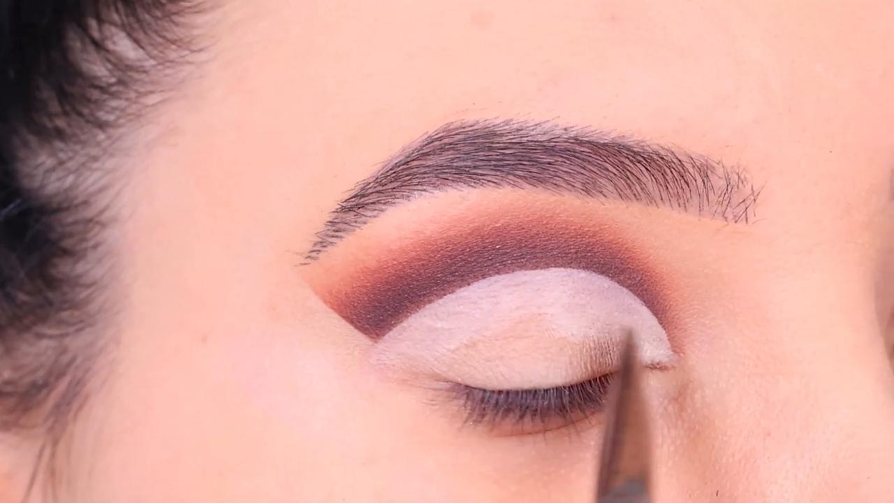 'Video thumbnail for How To Glam Cut Crease Tutorial | ABH Cosmos Palette'