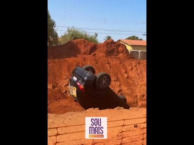 'Video thumbnail for Motorista passa por cima de sinalização e carro vai parar em vala com rodas para cima, em Palmas'