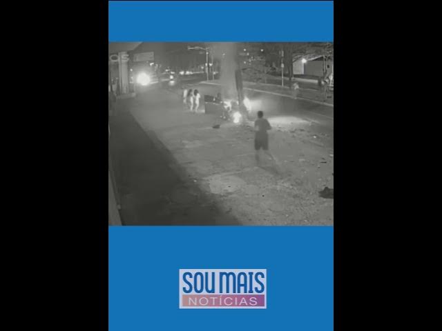 'Video thumbnail for Casal fica ferido após discutir, bater carro em poste e veículo pegar fogo em Araguaína (TO)'