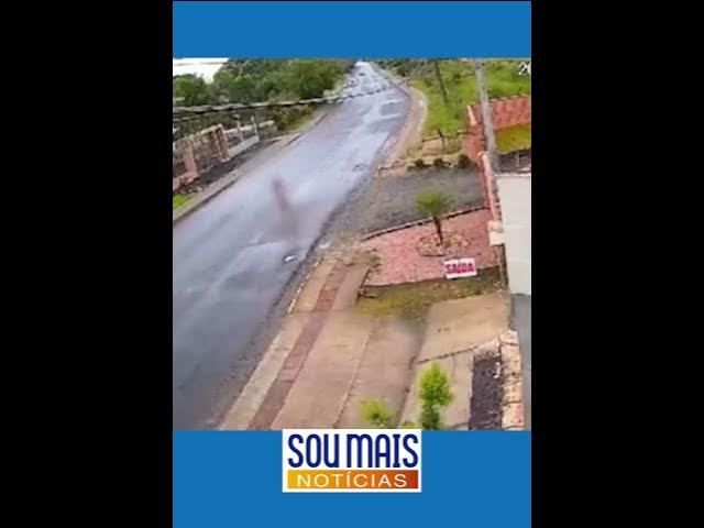 'Video thumbnail for Casal escala, pula portão de motel e foge sem pagar a conta em Santa Catarina'