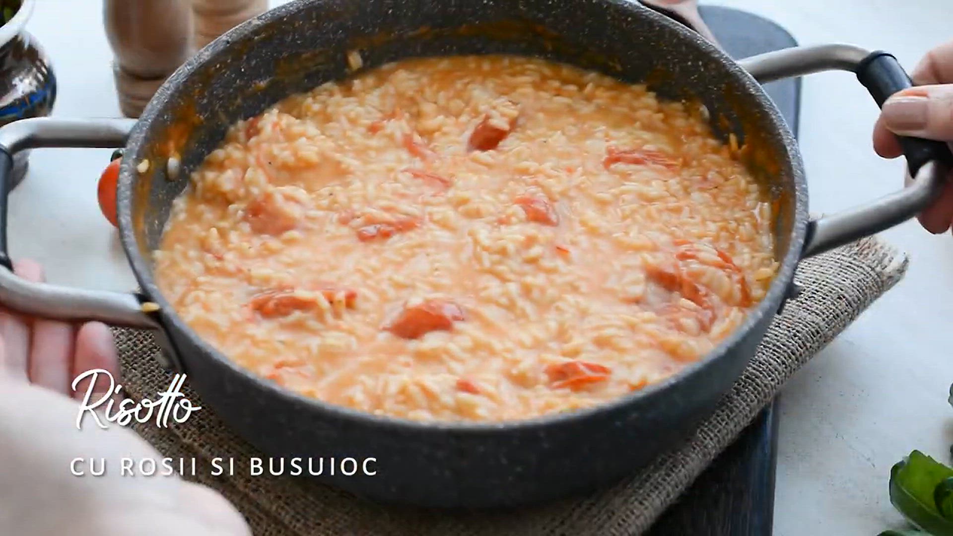 'Video thumbnail for Risotto cremos cu ROȘII cherry și mozzarella - rețeta italiană ușoară și rapidă'