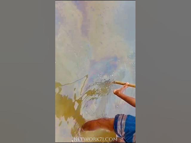 Video thumbnail for মাটির নিচ থেকে স্বয়ংক্রিয়ভাবে তেল উঠছে মেহেরপুরের ভৈরব নদে! #তেল_আবিষ্কার #রহস্যময়_তেল #বাংলাদেশ