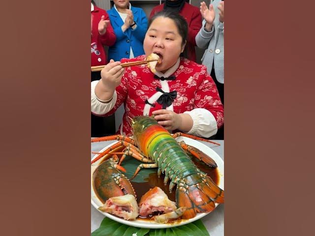 Video thumbnail for Chinese Girl Eats Giant Rainbow Lobster! Crowd Cheers! 🦞🌈👏 #Shorts モッパン 中国
