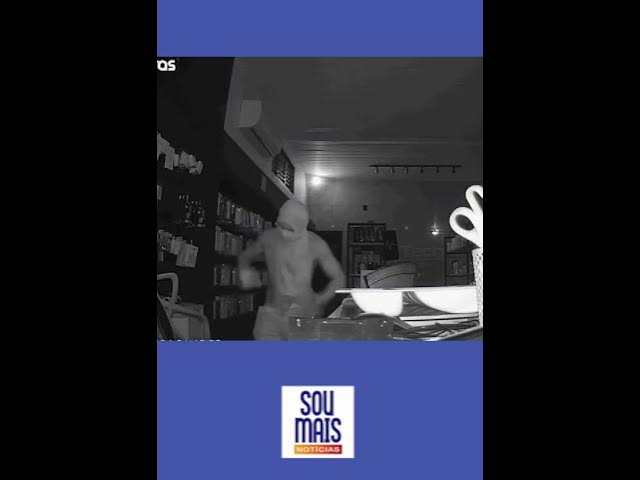 'Video thumbnail for Câmera flagra momento em que homem invade loja e esconde celulares na calça antes de fugir'