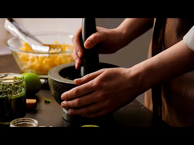 'Video thumbnail for PESTO de busuioc cu mojar și pistil'