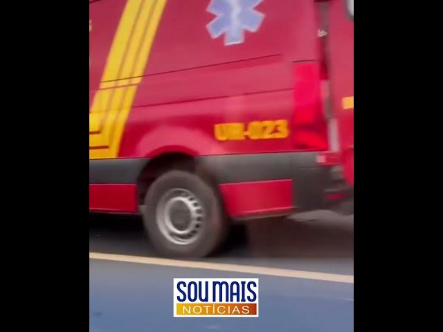 'Video thumbnail for Mulher morre e homem fica ferido após carro colidir com caminhão, capotar e pegar fogo no Tocantins'