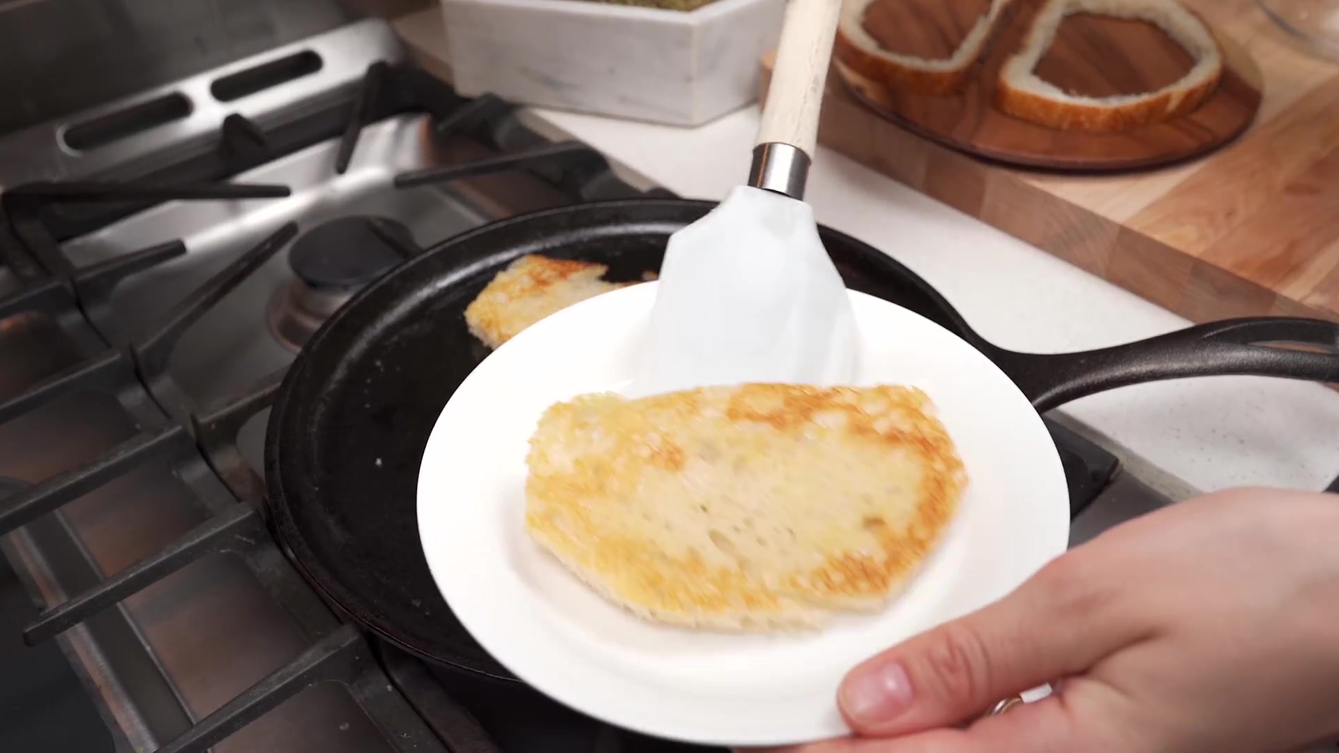 Video thumbnail for Neue Art Eier zum Frühstück zu machen. Leckere Ei-Sandwiches (1080p 30fps)