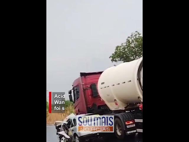 'Video thumbnail for Batida envolvendo caminhão-tanque e dois carros deixa mortos e feridos na BR-153'