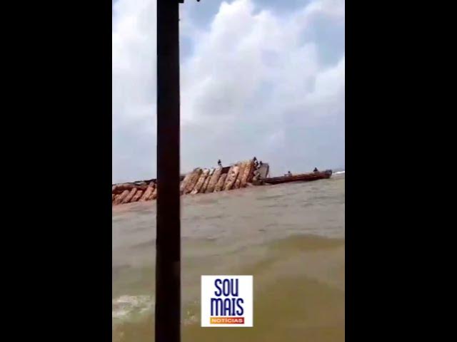 'Video thumbnail for Empurrador e balsa carregada com madeira naufragam no Pará'