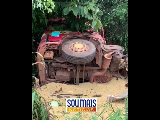 'Video thumbnail for Motorista morre após colisão entre dois caminhões e um dos veículos pegar fogo na TO-335'