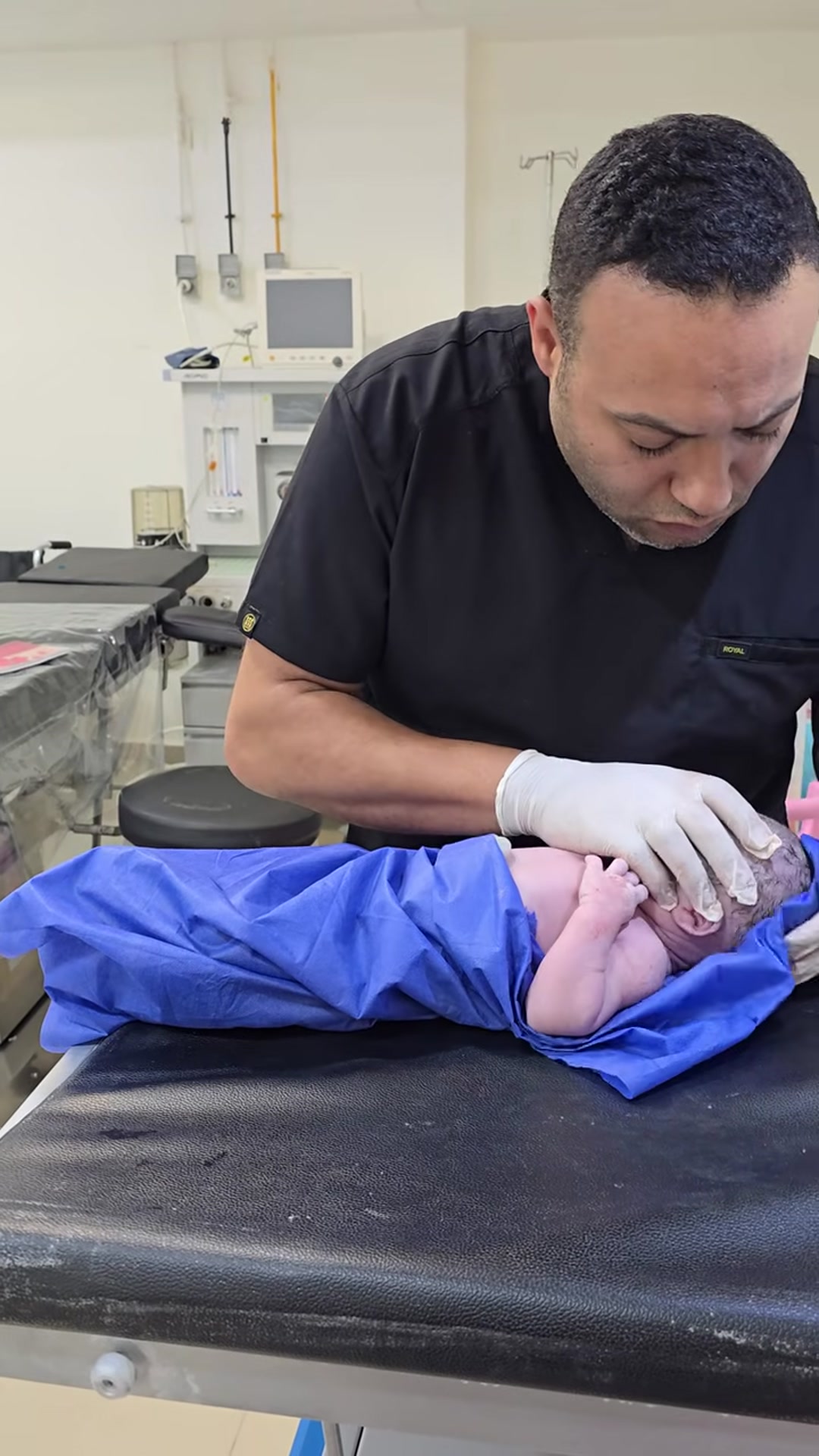 Video thumbnail for Baby first minutes(720P_HD)