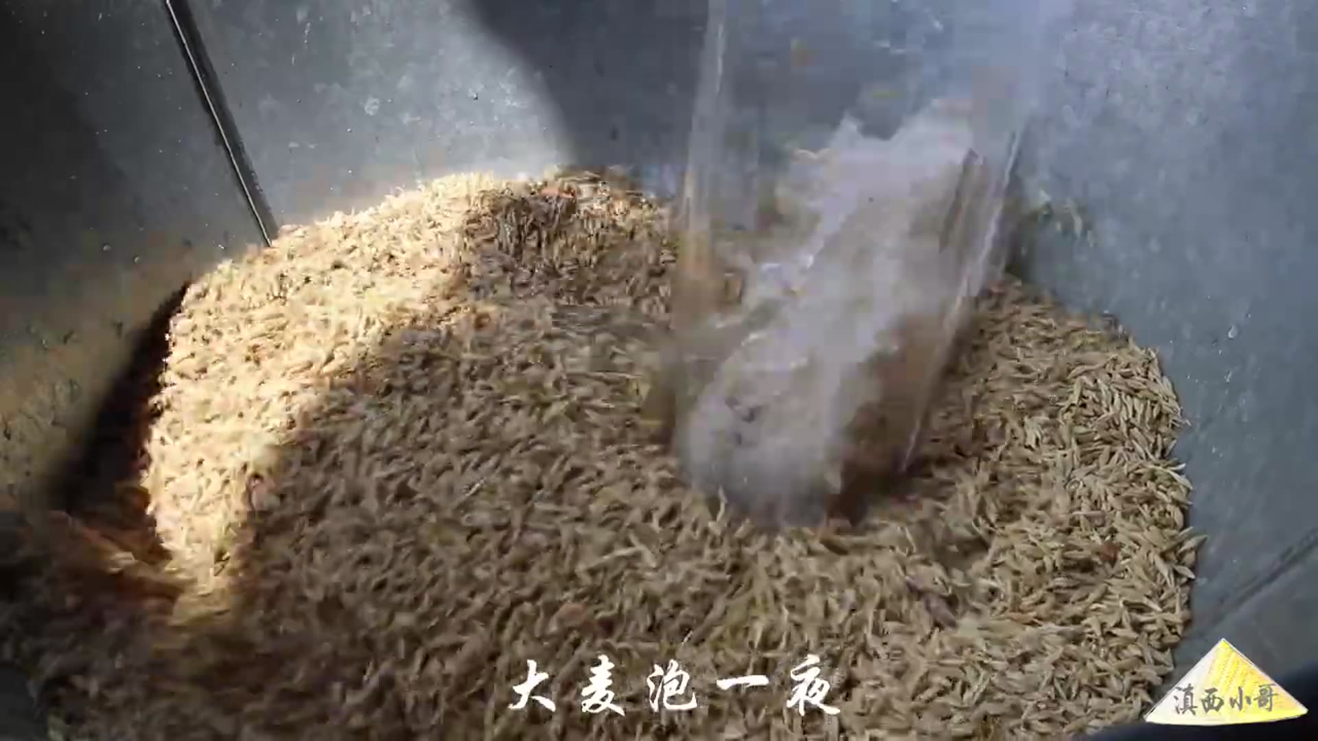 Video thumbnail for 手工麦芽糖,每年都会做的甜食【滇西小哥】 (720p 30fps)