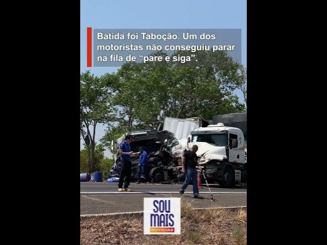 'Video thumbnail for Uma pessoa fica ferida após engavetamento envolvendo três caminhões na BR-153'