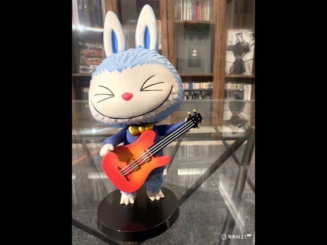 Video thumbnail for 高品质 镜头缓慢旋转推近 玩偶动起来 玩偶在弹贝斯