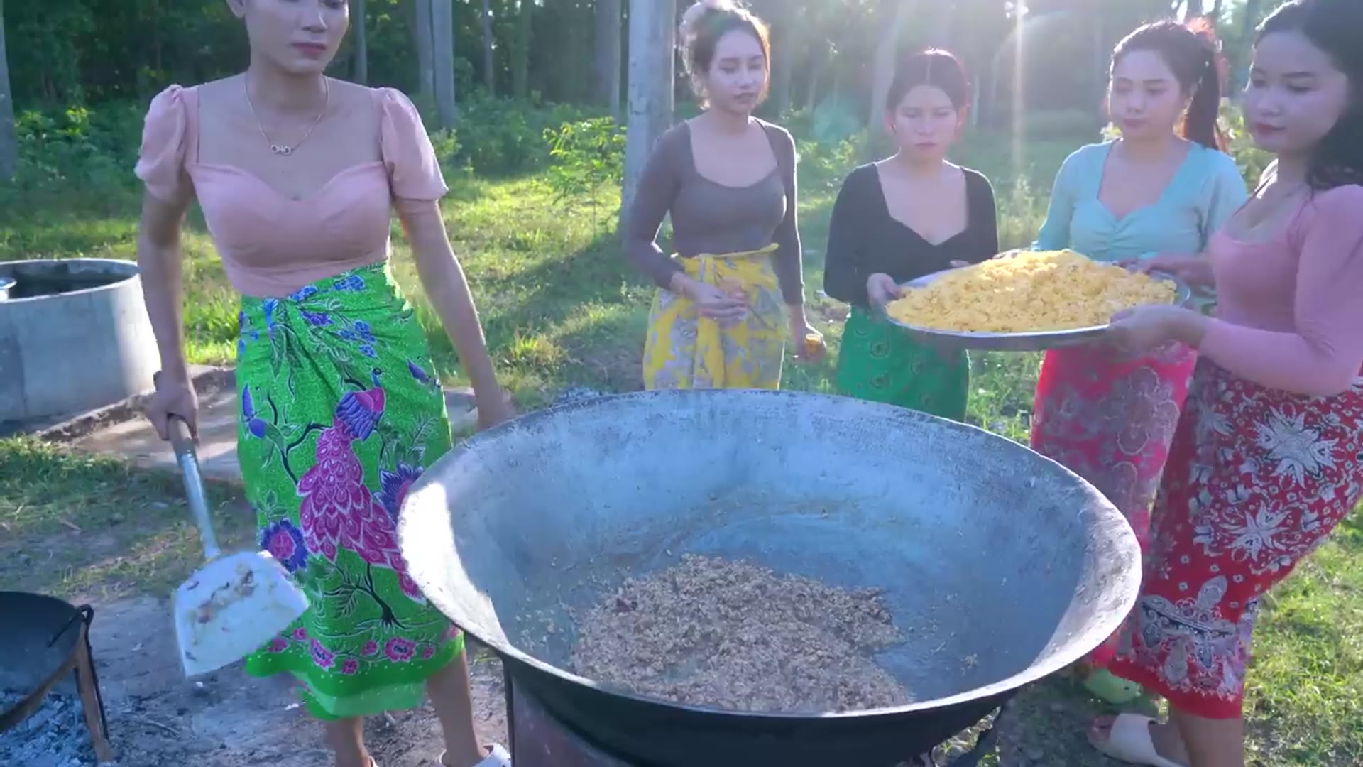 Video thumbnail for How to cook rice fried with egg cook recipe and eat - Amazing video (720p 25fps)