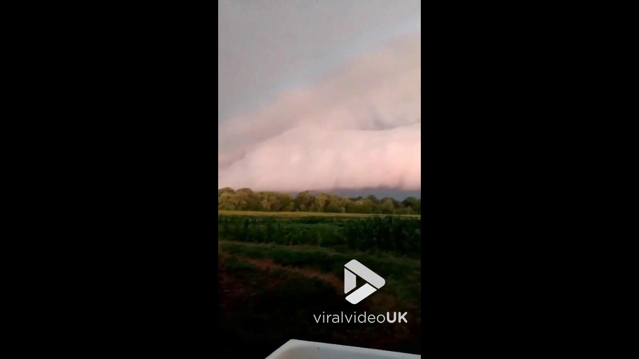 Video thumbnail for VV4989 Huge arcus cloud engulfs the sky
