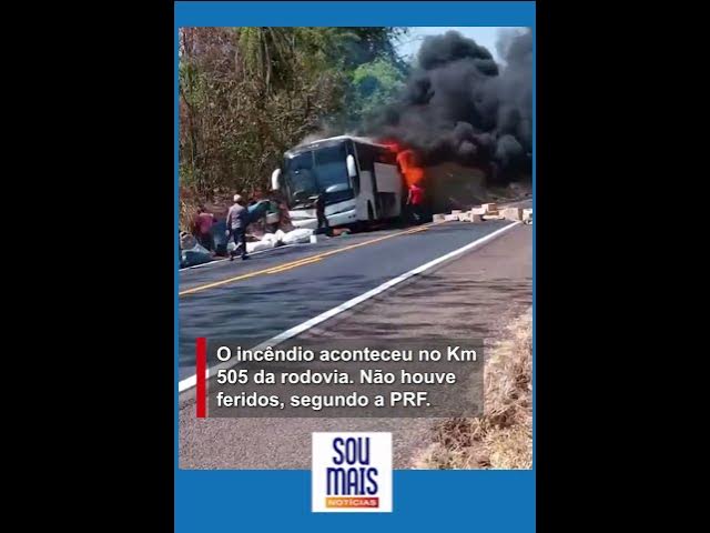 'Video thumbnail for Vídeo mostra passageiros fugindo de ônibus que pegou fogo na BR-153 em Paraíso do Tocantins'