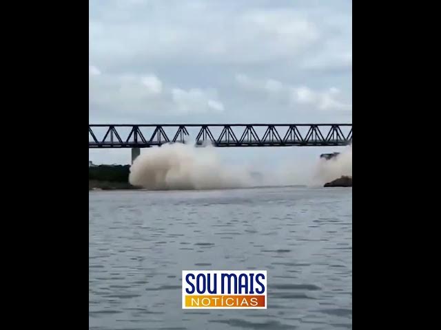'Video thumbnail for Vídeos mostram implosão da estrutura que sobrou de ponte que desabou entre o TO e MA'