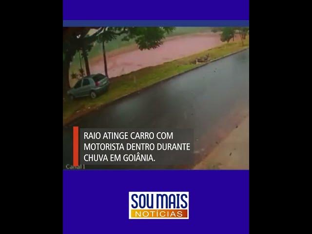 'Video thumbnail for Vídeo mostra momento em que raio atinge carro com motorista dentro durante chuva'