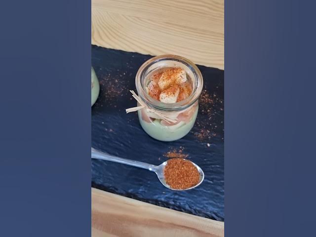 Video thumbnail for 🥑Verrines de mousse d'avocat , pommes et saumon fumé
