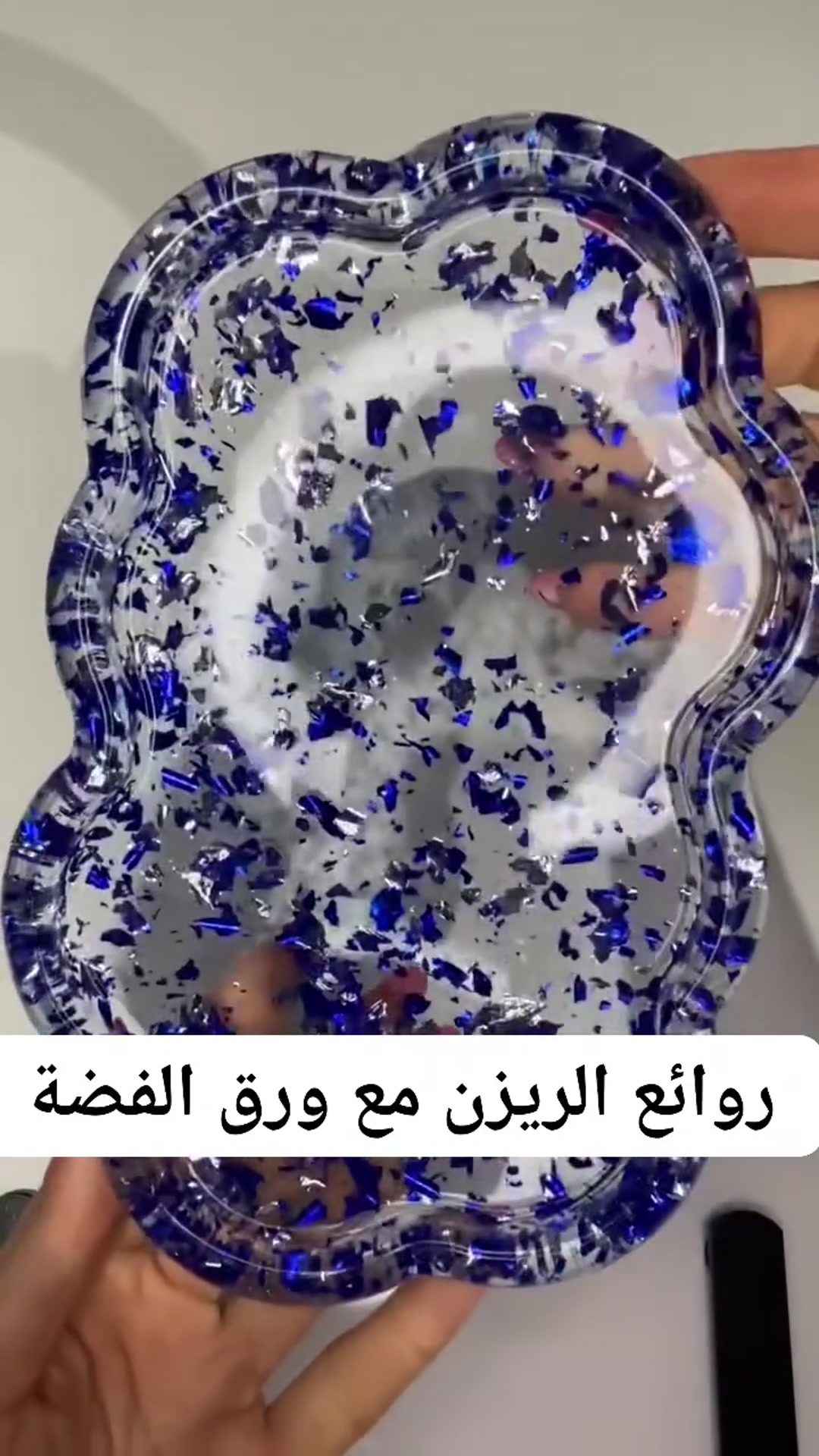 Video thumbnail for قمة الفخامة! ✨ صنع طقم مكتب ملكي من الريزن الأزرق وورق الفضة