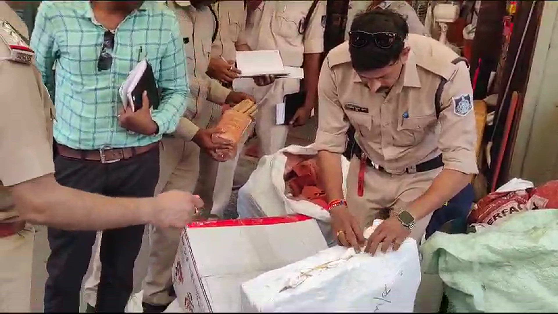 'Video thumbnail for ओमती पुलिस की पटाखा दुकानों में सर्चिंग, 4 दुकानों के विरुद्ध कार्यवाही'