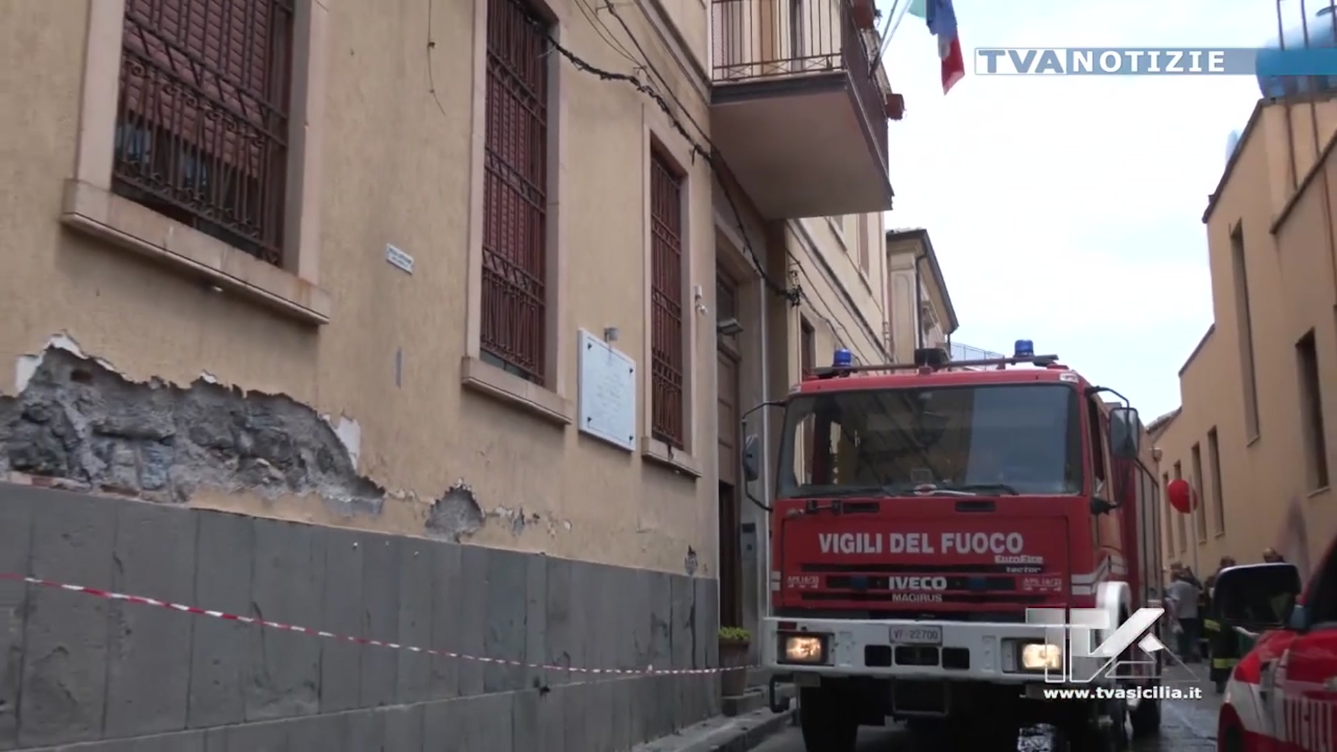 'Video thumbnail for Paura a Biancavilla: auto in fiamme vicino all’istituto salesiano, danneggiati cavi elettrici'