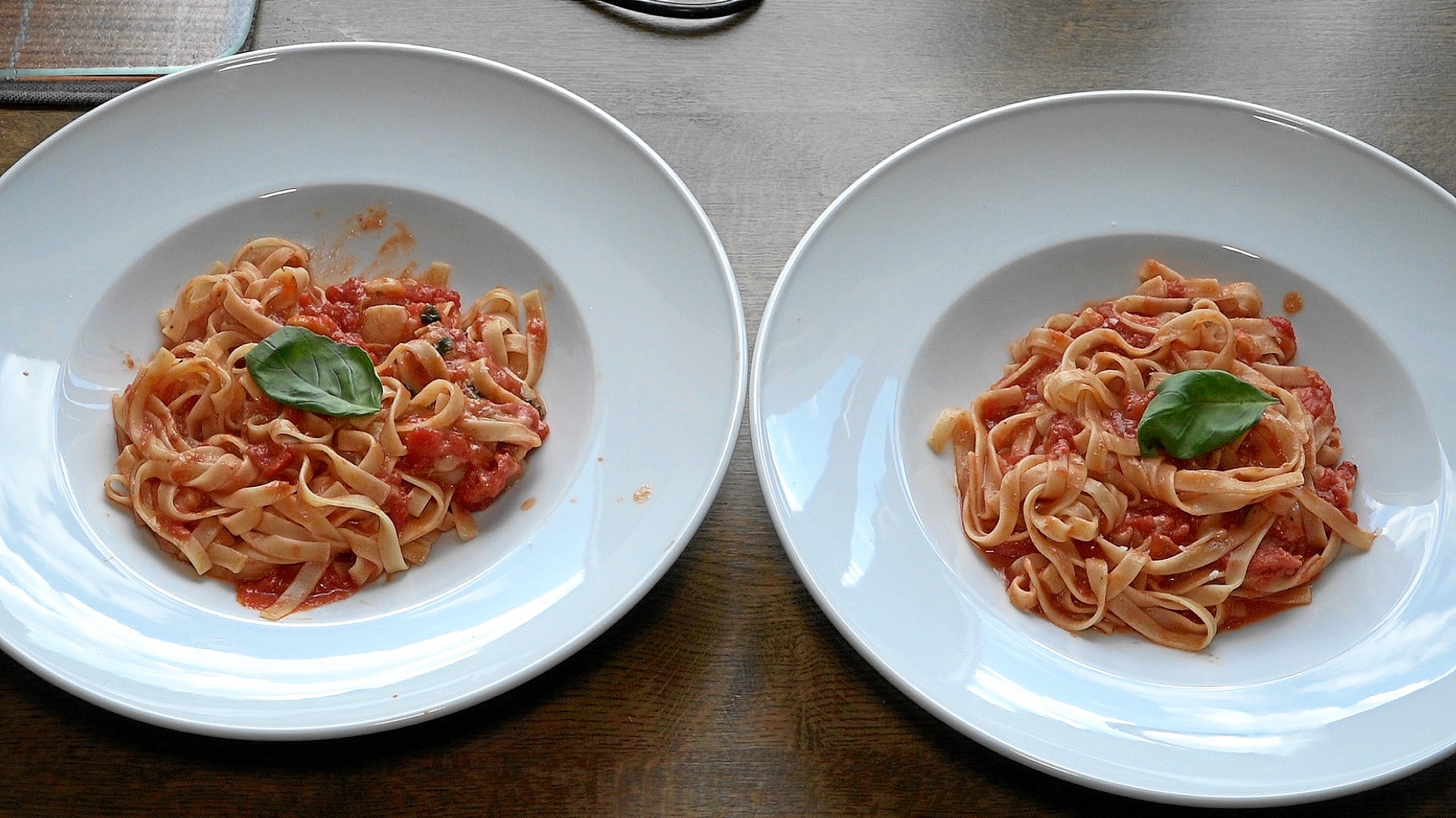 Video thumbnail for Pasta mit Tomaten, Basilikum und Parmigiano Reggiano
