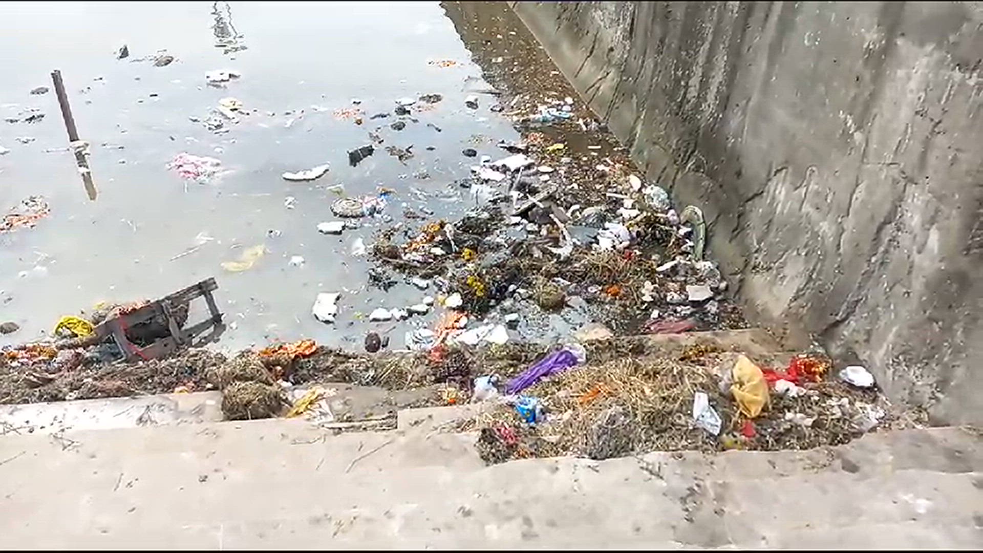 'Video thumbnail for Jabalpur News: गंदगी से भरे विसर्जन कुंड में हो रहा मूर्तियों के विसर्जन, मध्य भारत मोर्चा ने जताया रोष'