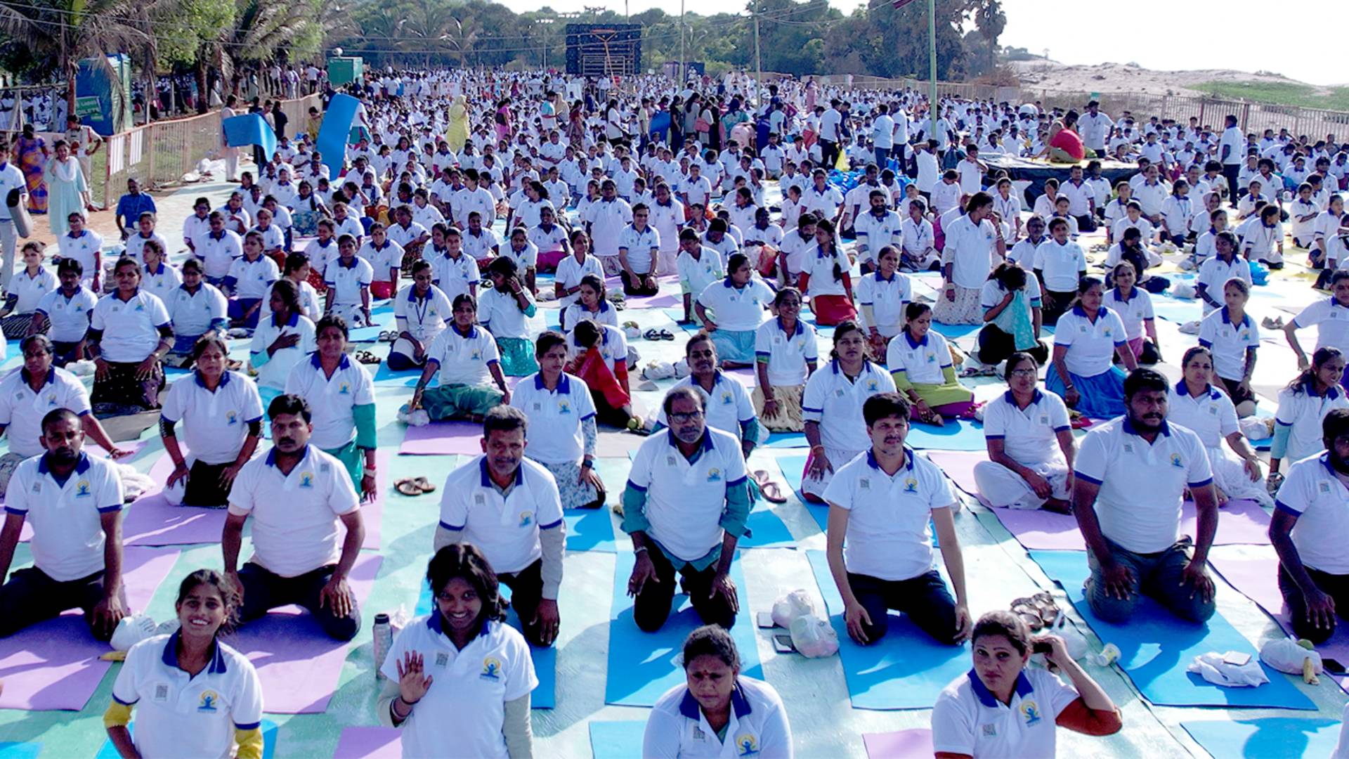 Video thumbnail for World's largest yoga lesson