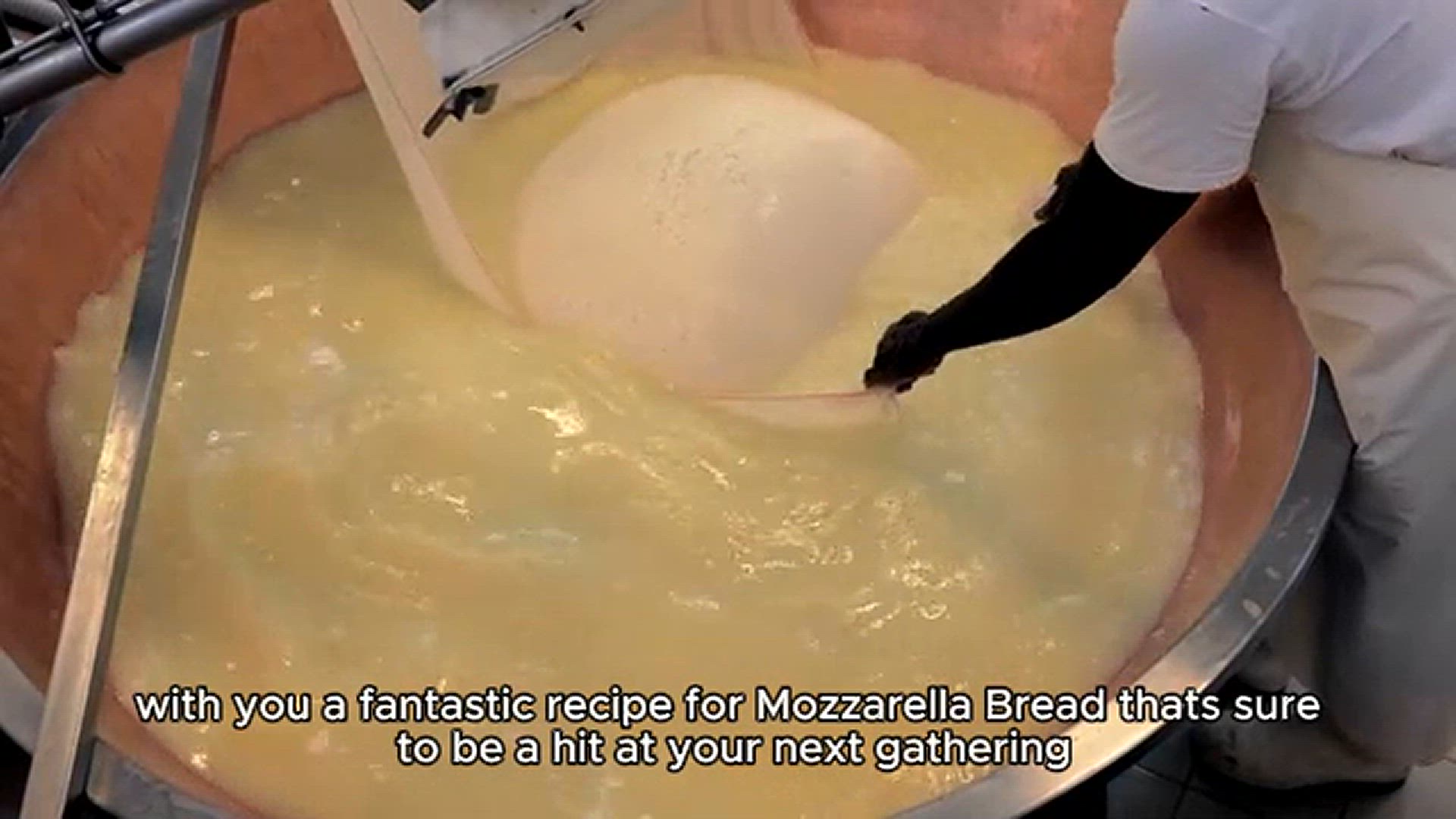 Video thumbnail for Mozzarella Bread recipe