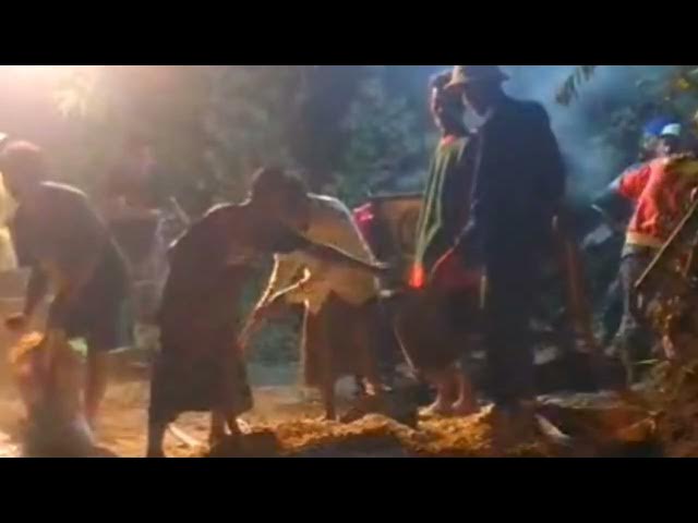 Video thumbnail for Warga Dusun Kanderuh Banjar Billah Gotong Royong Cor Jalan Sepanjang 1,2 Km