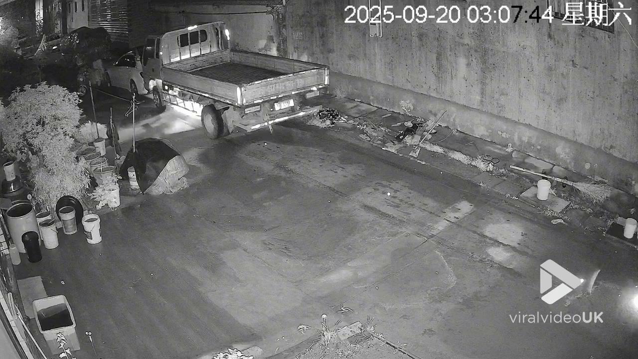 Video thumbnail for VV5026 Parked truck suddenly catches fire and rolls