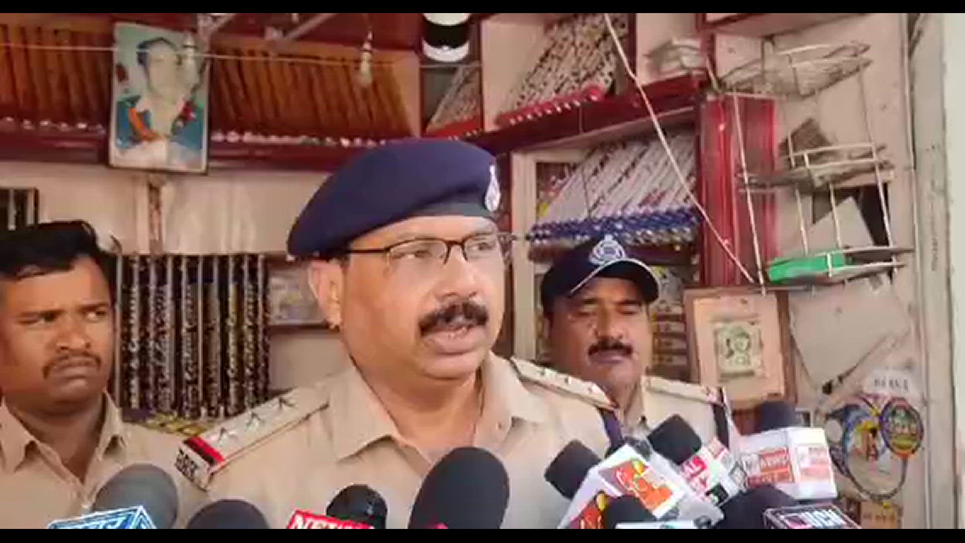 'Video thumbnail for Jabalpur News : ओमती पुलिस की पटाखा दुकानों में सर्चिंग, 4 दुकानों के विरुद्ध कार्यवाही'
