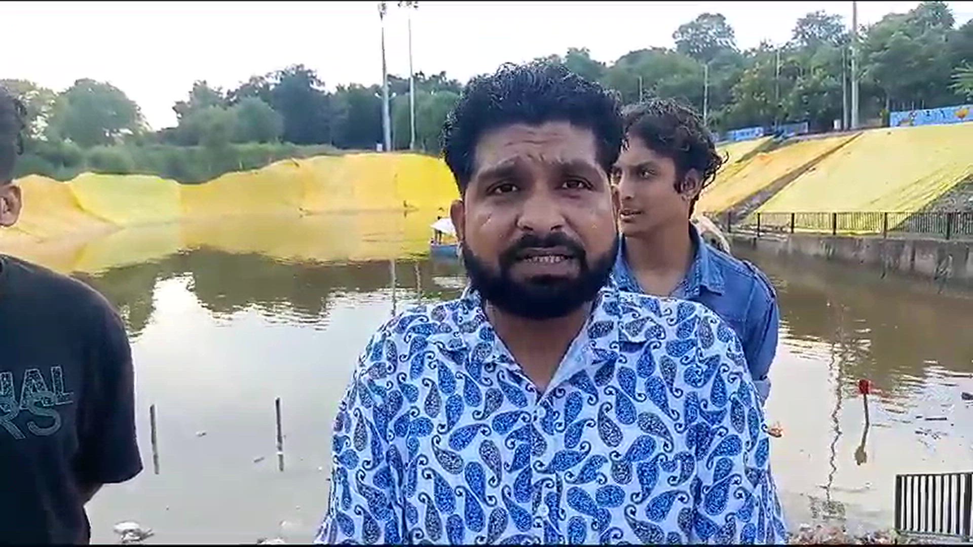 'Video thumbnail for गंदगी से भरे विसर्जन कुंड में हो रहा मूर्तियों के विसर्जन, मध्य भारत मोर्चा ने जताया रोष'