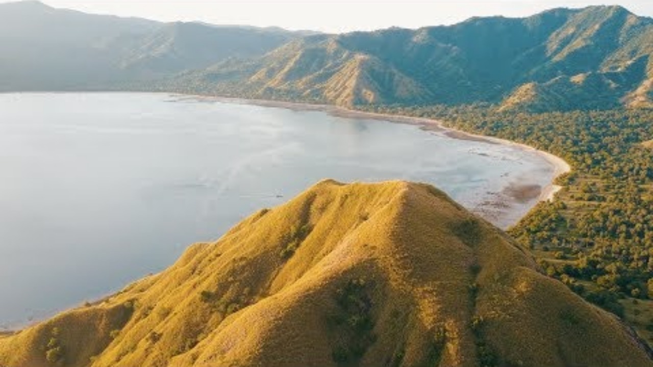 Video thumbnail for EXPLORING THE LAND OF THE DRAGONS (Komodo Part 1)