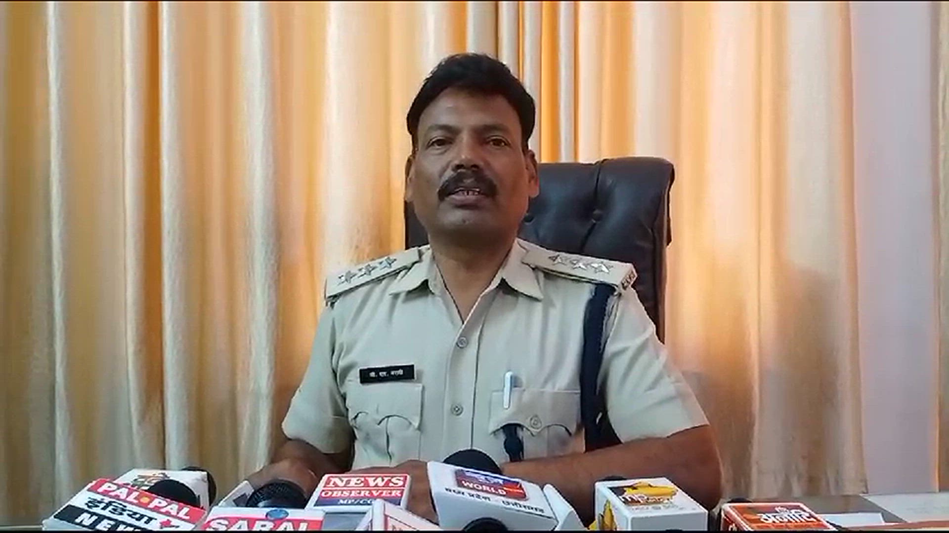 'Video thumbnail for Jabalpur Mews : शराब की तस्करी करते आरोपी गिरफ्तार, पुलिस ने वाहन सहित 350 पव्वे किये जब्त। '