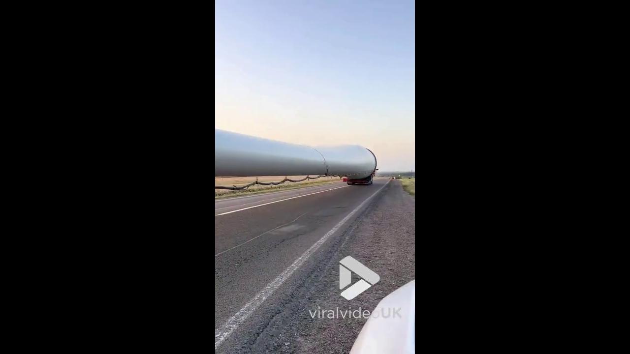 Video thumbnail for VV5021 Truck transports huge blades of wind turbine