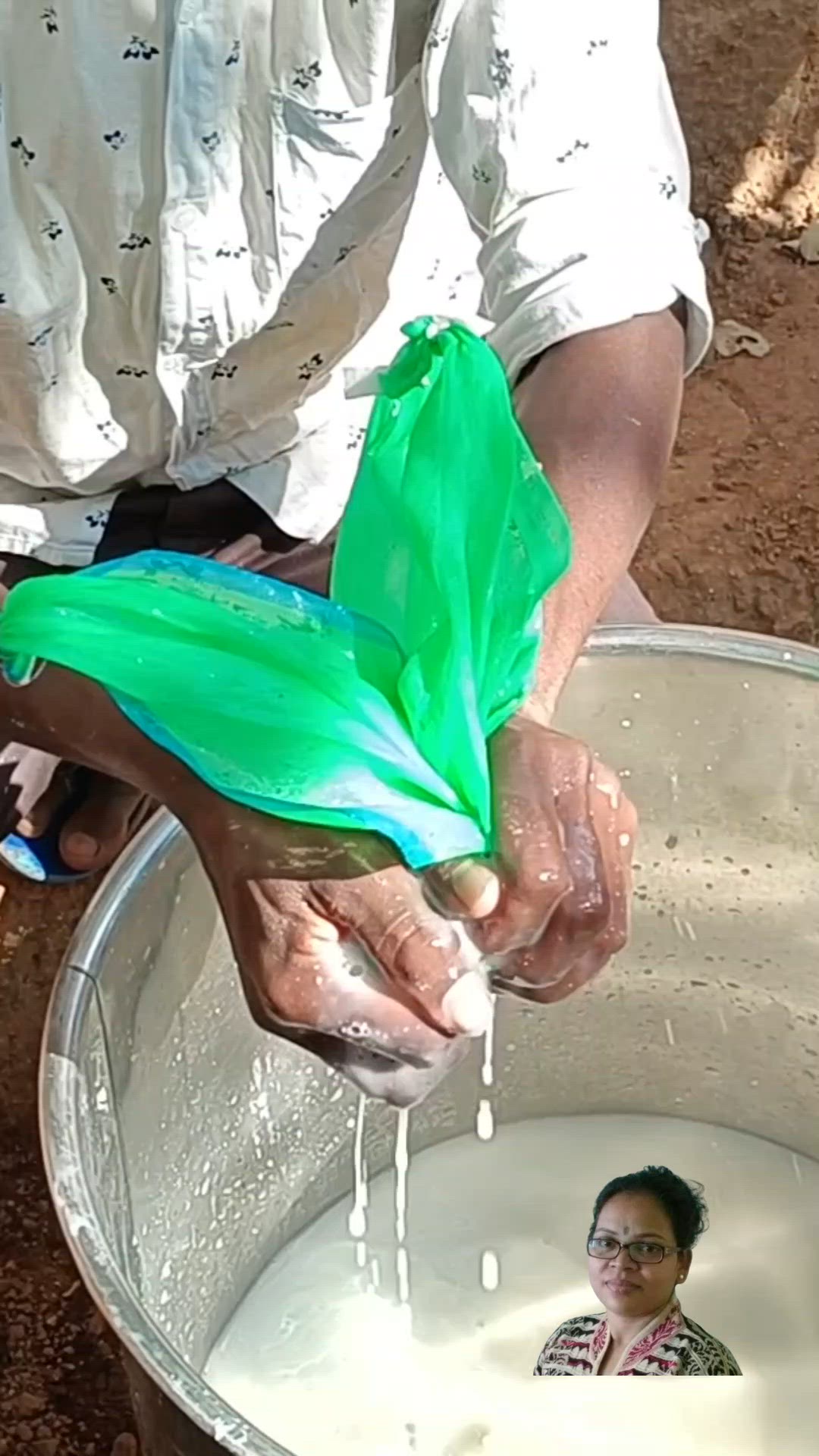 'Video thumbnail for हंडिया, झारखंड की चावल बीयर Handia or handiya, Jharkhand's Rice Beer'