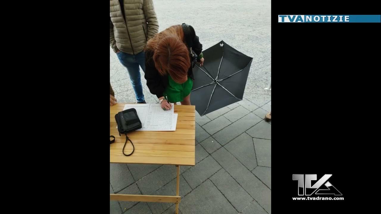 'Video thumbnail for Adrano. Ieri, in Piazza Umberto, il gruppo Prima l'Italia ha raccolto oltre 200 firme per dire no al'