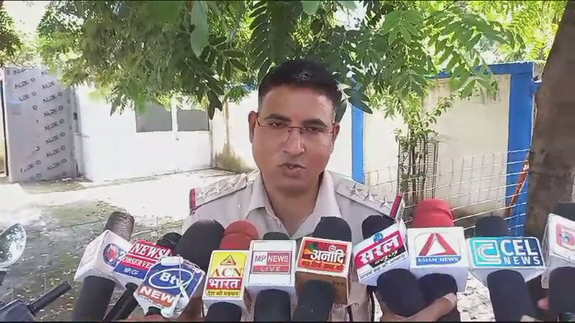 'Video thumbnail for Jabalpur Crime News: चाकू से ताबड़तोड़ हमला कर दो भाइयों ने की किशोर की हत्या, पुलिस जांच में जुटी'