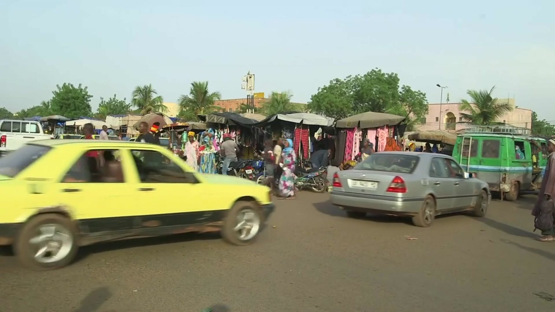 Video thumbnail for Mali: France advises its citizens to leave the country as soon as possible