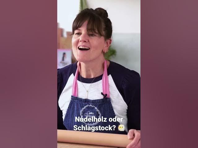 'Video thumbnail for Nudelholz-Debakel am Flughafen mit Cynthia Barcomi #shorts'
