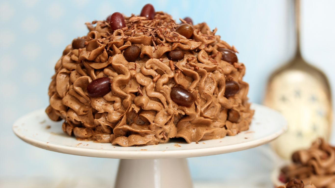 'Video thumbnail for Easy Recipe for Classic Chocolate Buttercream Frosting'