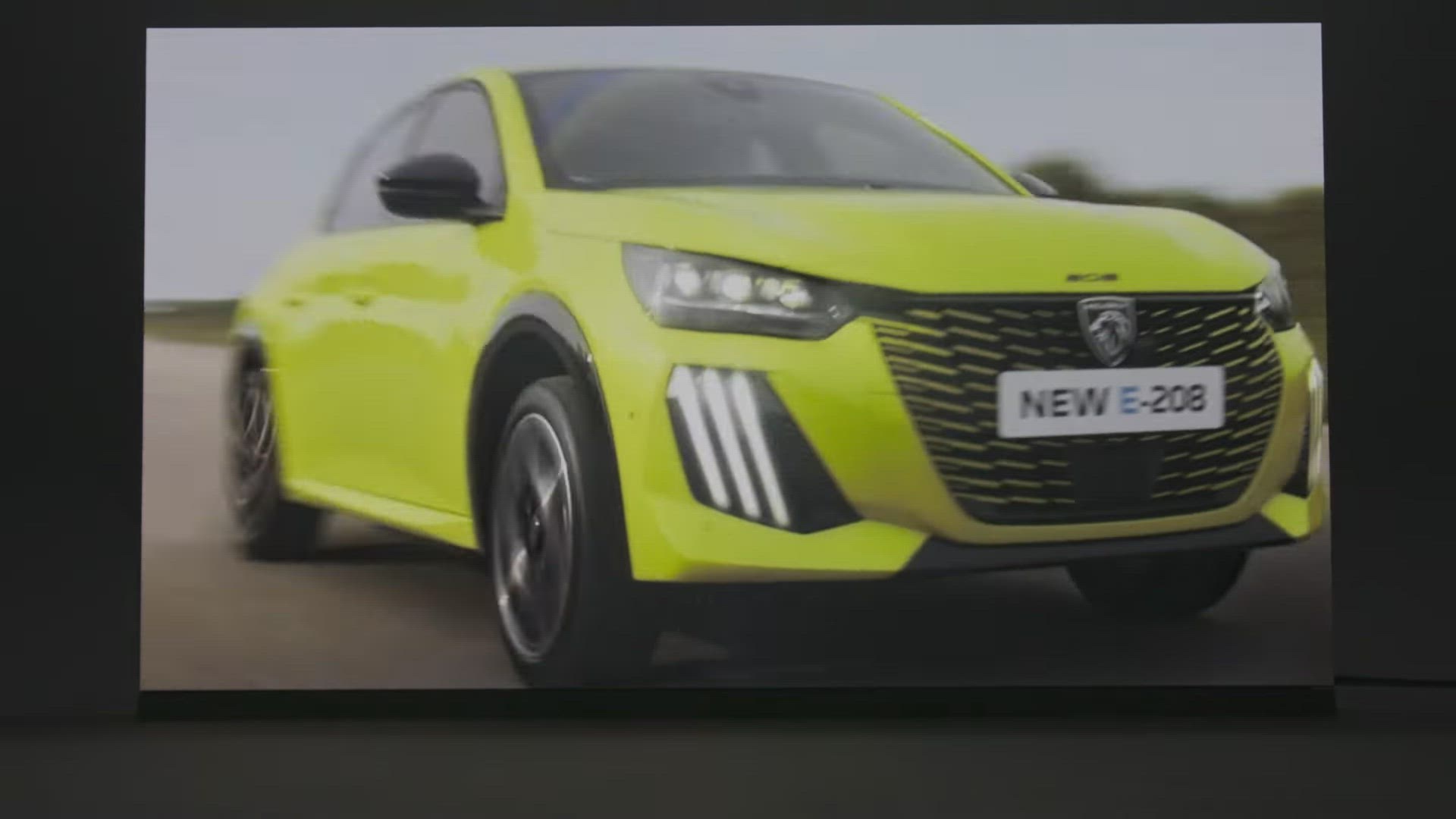 Video thumbnail for Peugeot E-208